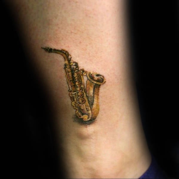 Tatouage de saxophone : Significations, dessins et motifs les plus tatoués