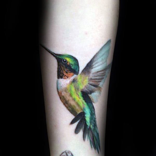 Tatouage de colibri : Signification et idées pour hommes et femmes