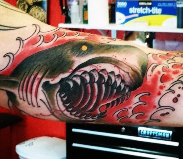 tatouage requin 308