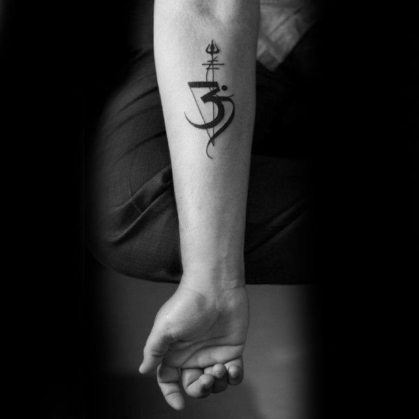 tatouage symbole om 151