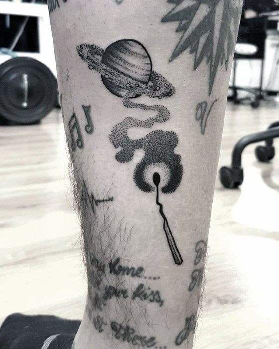 Tatouage de Saturne : Significations, dessins et idées les plus tatouées