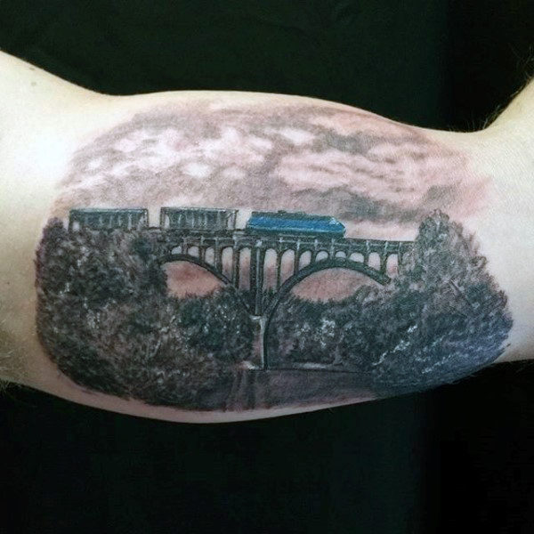 tatouage train 136