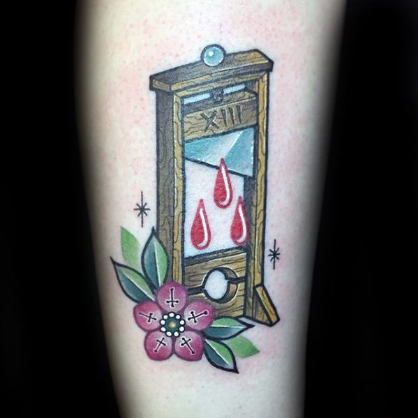 Tatouage de guillotine : Significations, dessins et idées les plus tatouées