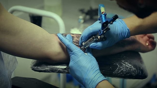 Quand se faire tatouer fait-il mal ? Tout ce que vous devez savoir