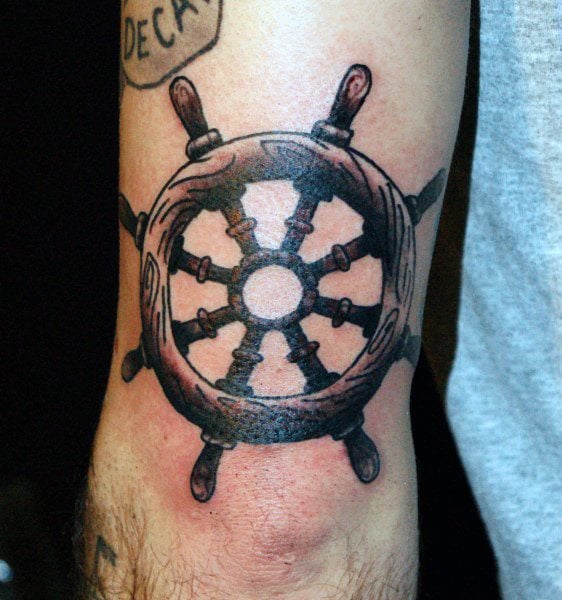 tatouage gouvernail de bateau 102