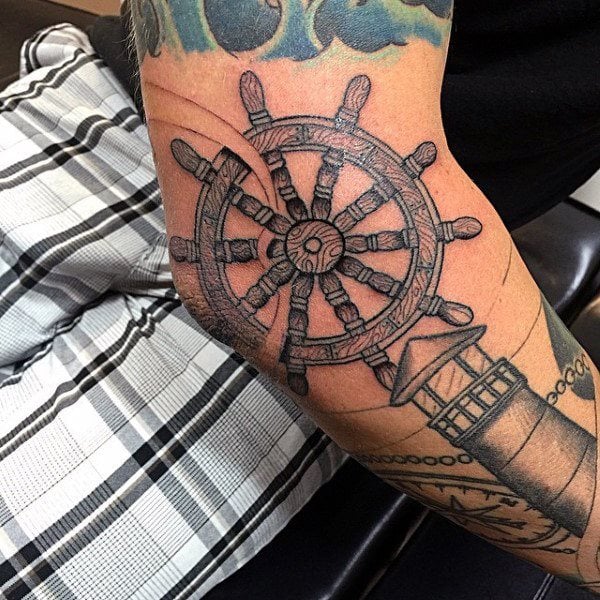 tatouage gouvernail de bateau 60