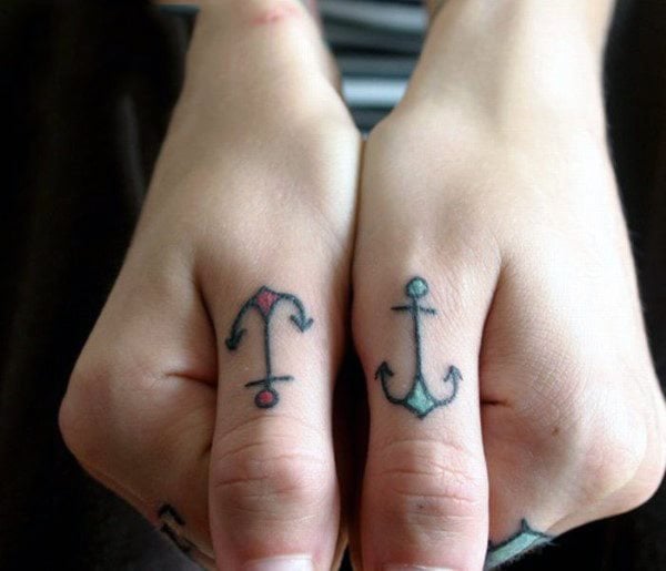 tatouage jointures des doigts 09