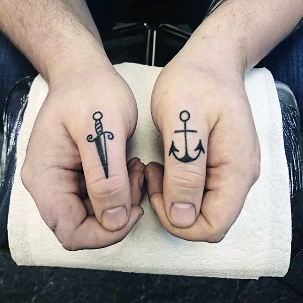 tatouage jointures des doigts 11