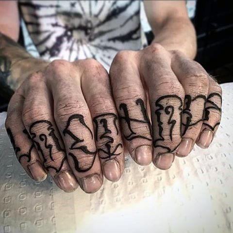 tatouage jointures des doigts 115