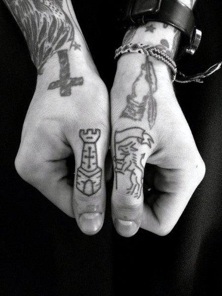 tatouage jointures des doigts 117