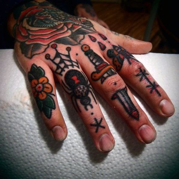 tatouage jointures des doigts 137