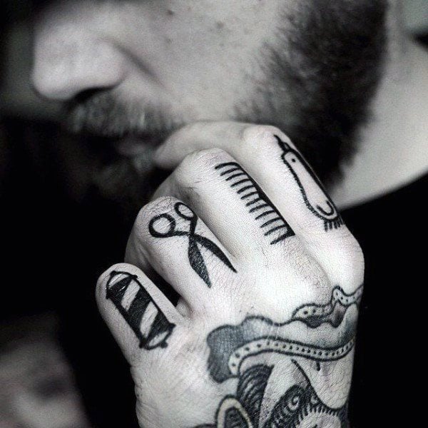 tatouage jointures des doigts 15