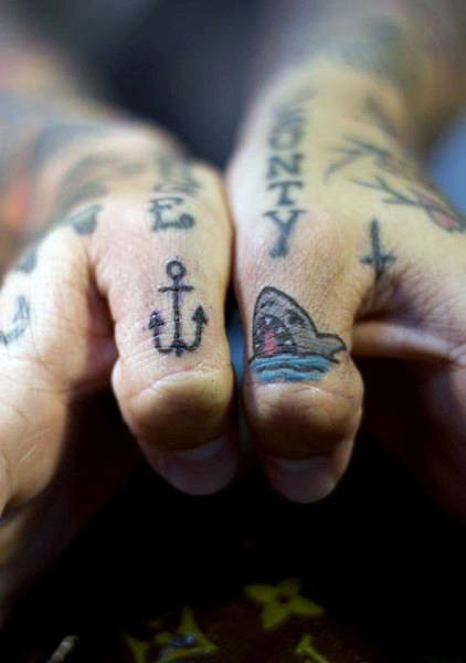 tatouage jointures des doigts 151