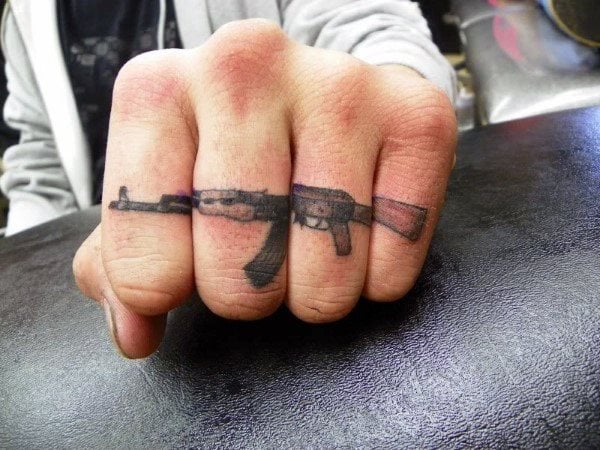 tatouage jointures des doigts 157