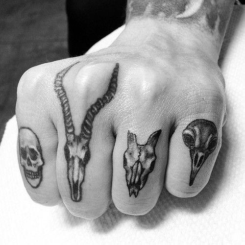 tatouage jointures des doigts 43