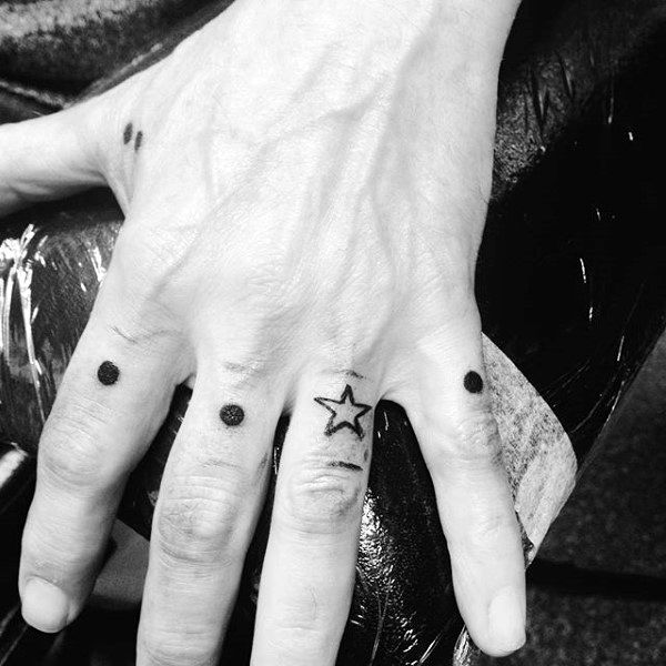 tatouage jointures des doigts 45