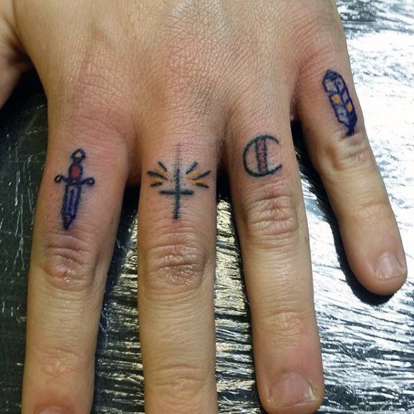 tatouage jointures des doigts 61