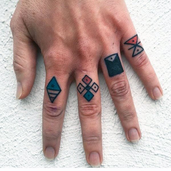 tatouage jointures des doigts 91