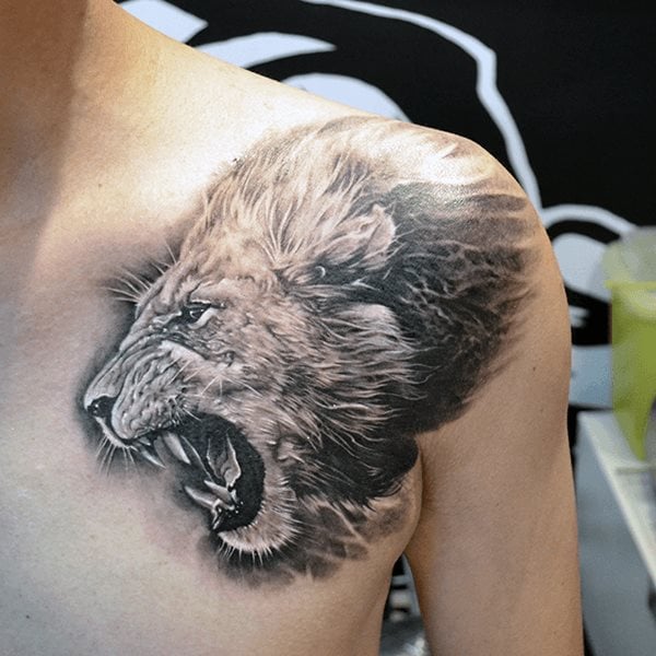 tatouage lion poitrine 81