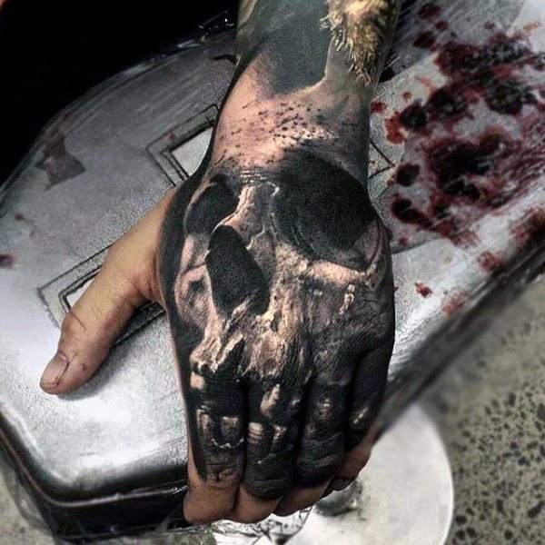 tatouage tete de mort main 139