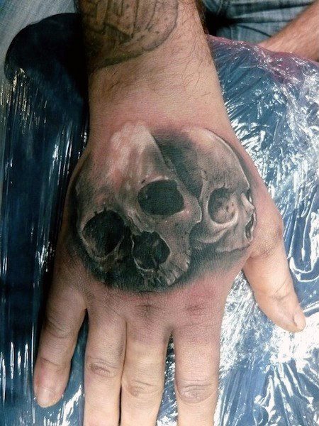 tatouage tete de mort main 17