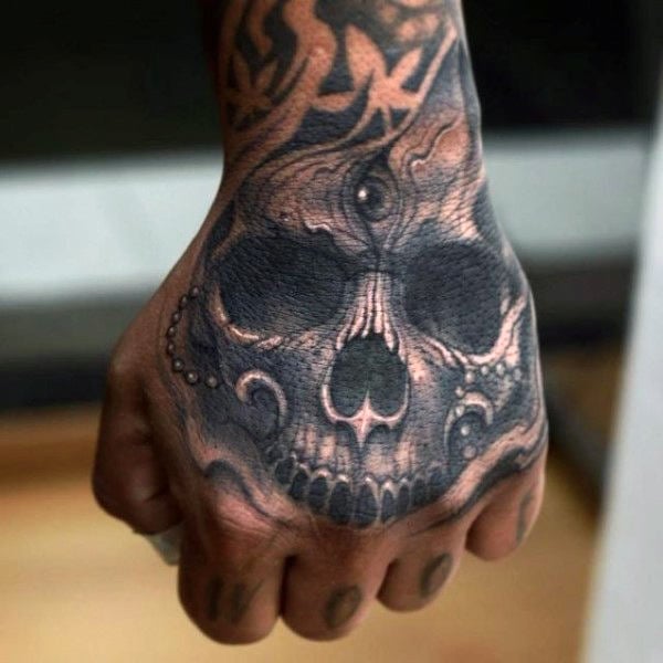 tatouage tete de mort main 19
