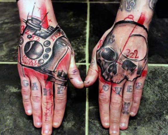 tatouage tete de mort main 69