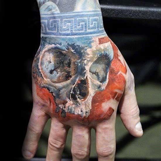 tatouage tete de mort main 93