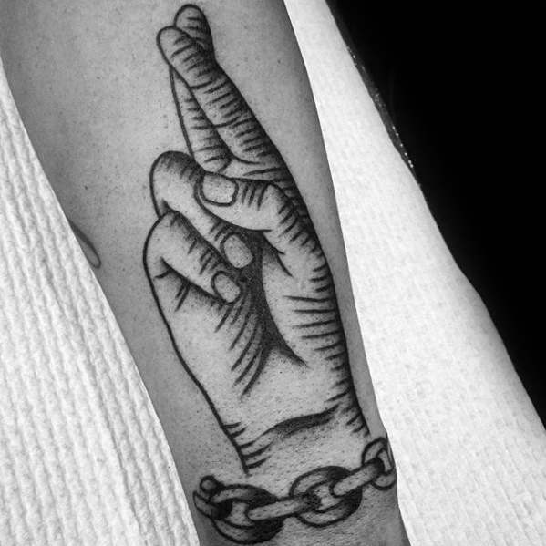 tatouage doigts croises 08