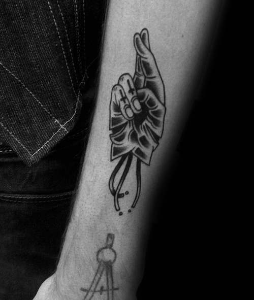 tatouage doigts croises 11