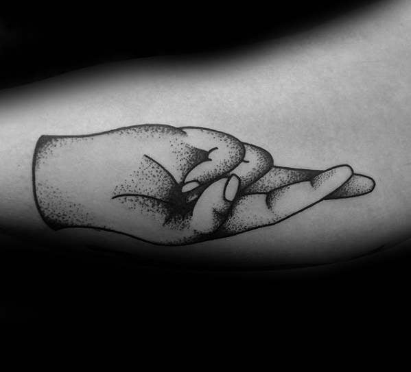 tatouage doigts croises 116