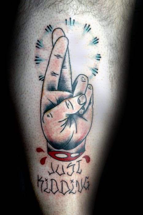 tatouage doigts croises 122