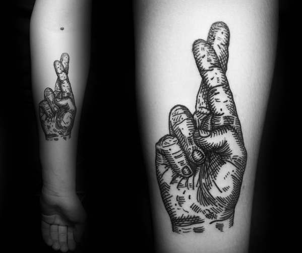 tatouage doigts croises 83