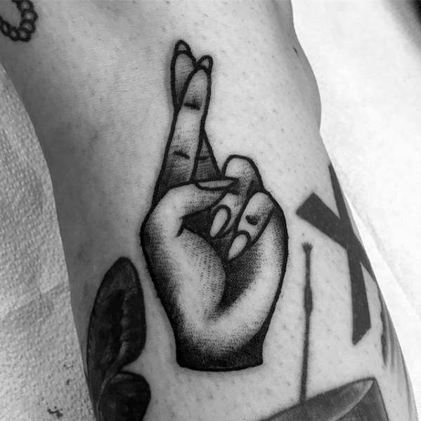 tatouage doigts croises 95