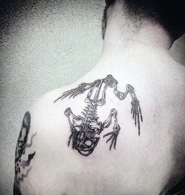 tatouage grenouille 82