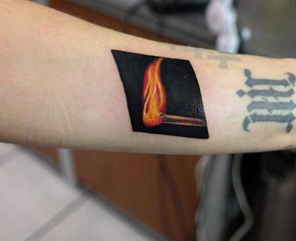 tatouage flammes feu 53
