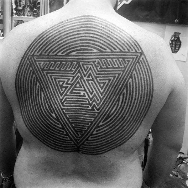 tatouage labyrinthe 97