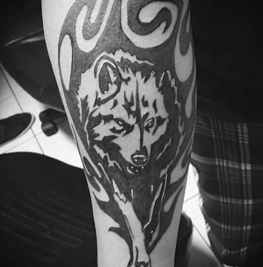 tatouage loup tribal 75