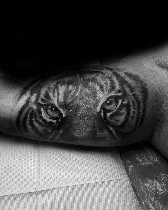 tatouage yeux de tigre 03