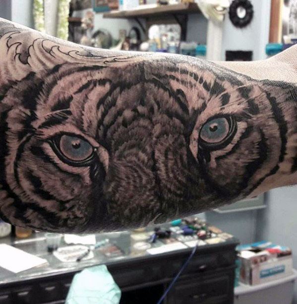 tatouage yeux de tigre 65