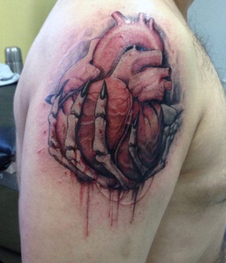 tatouage coeur anatomique realiste 35