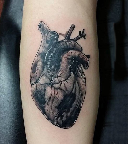 tatouage coeur anatomique realiste 45