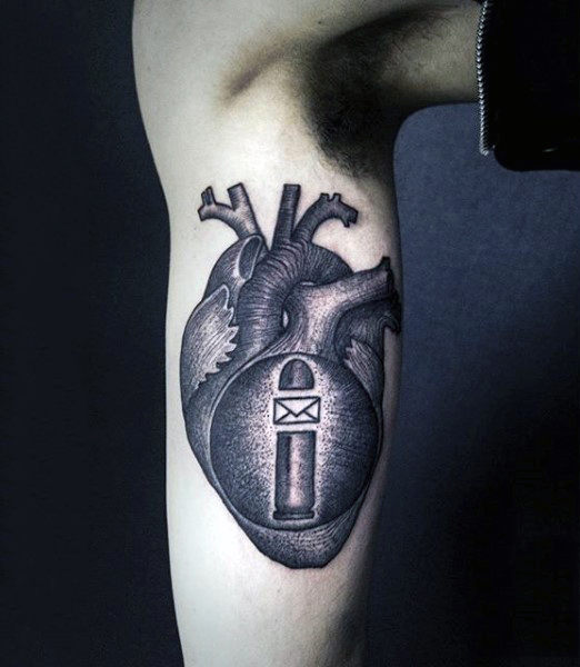 tatouage coeur anatomique realiste 85
