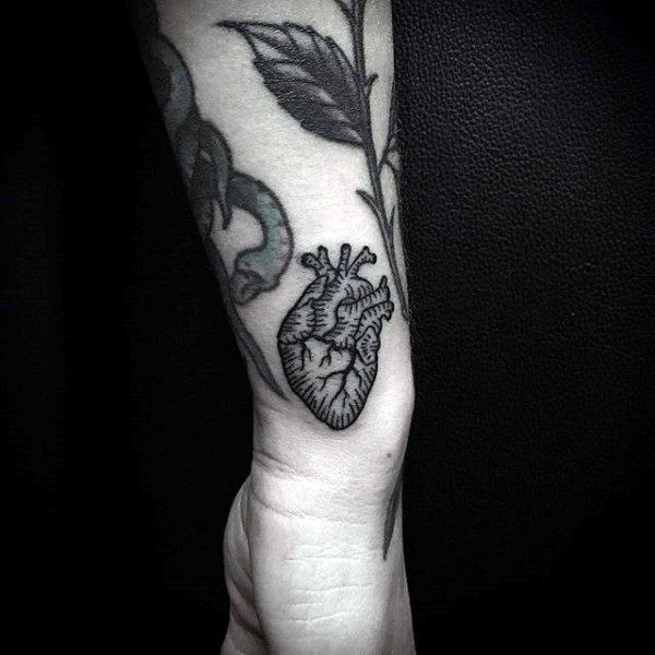 tatouage coeur anatomique realiste 89