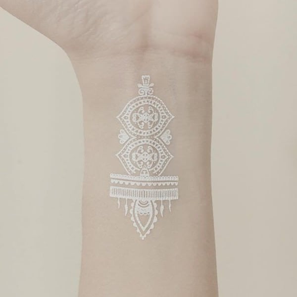 tatouage encre blanche 151