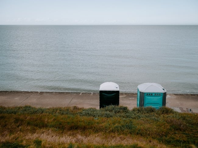 Toilettes portables sur une plage pour empêcher les gens de pisser dans la mer