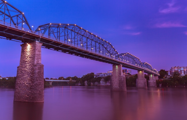 Un pont sur une rivière