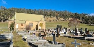 Un cimetière plutôt triste à côté d'une petite église