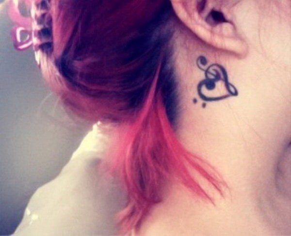 tatuaggio dietro orecchio 317