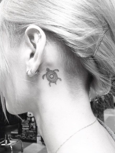 tatuaggio dietro orecchio 441